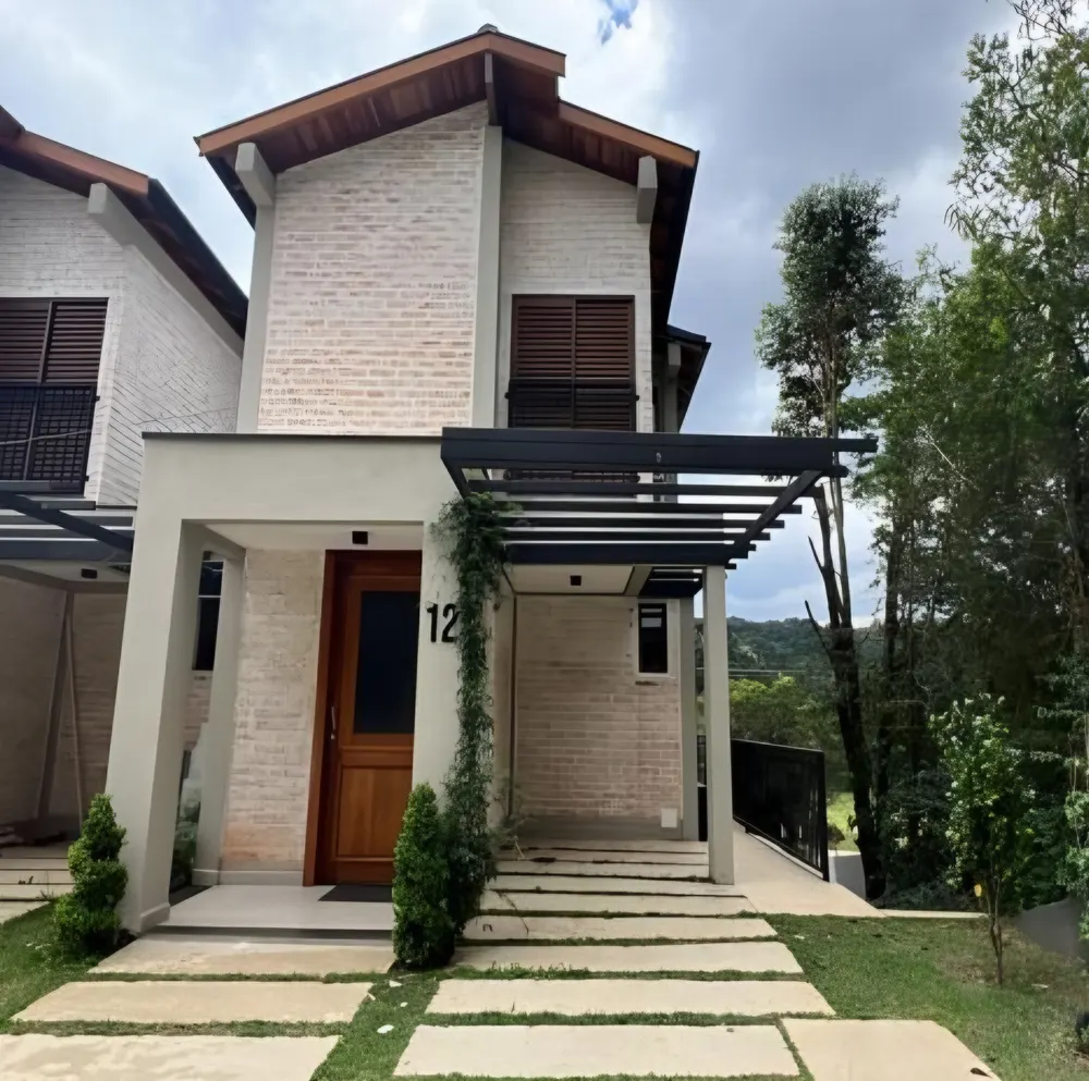 Fachada de casa no Condomínio Villa di Siena, construída pela F2D